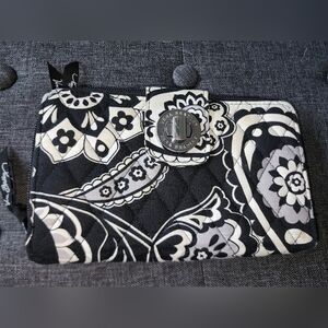 Preowned Vera Bradley black and white kisslock‎ wallet
